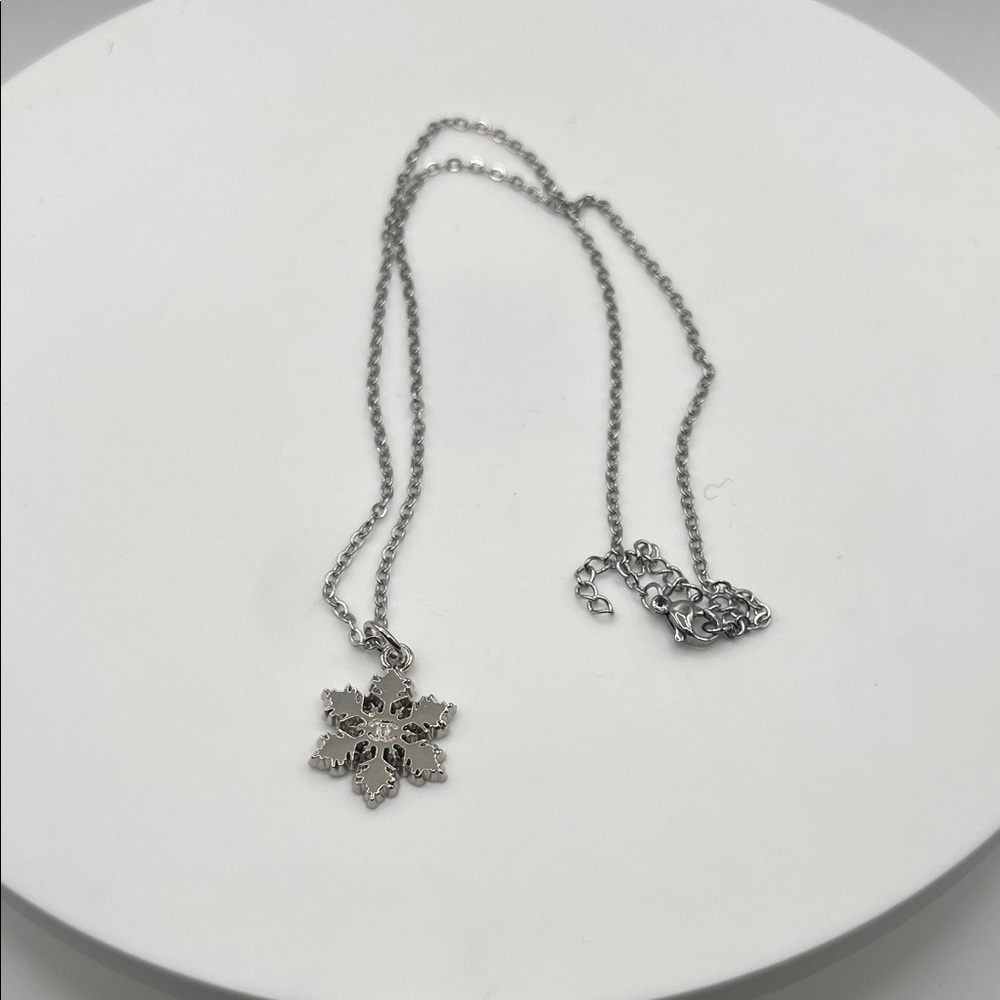 041 Elegant Designer Silver Charm Necklace 50$